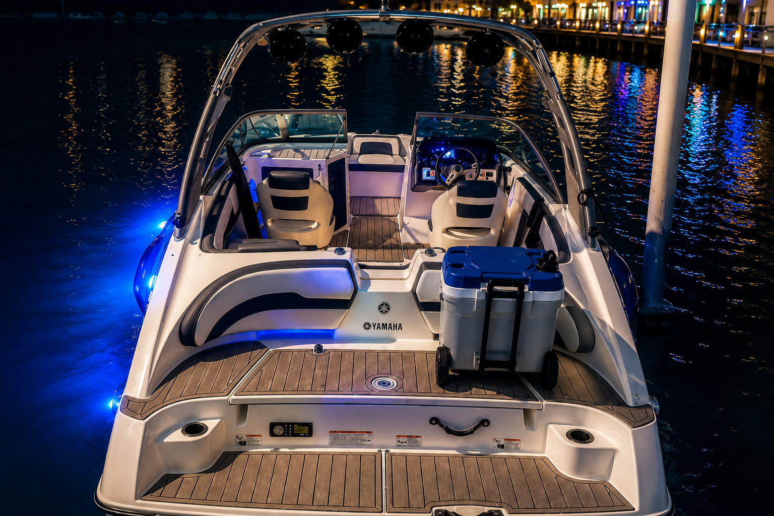 Interior premium del bote Dereck iluminado de noche en la marina